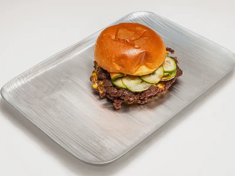 Double Cheese – burgare med ost och inlagd gurka i blankt bröd