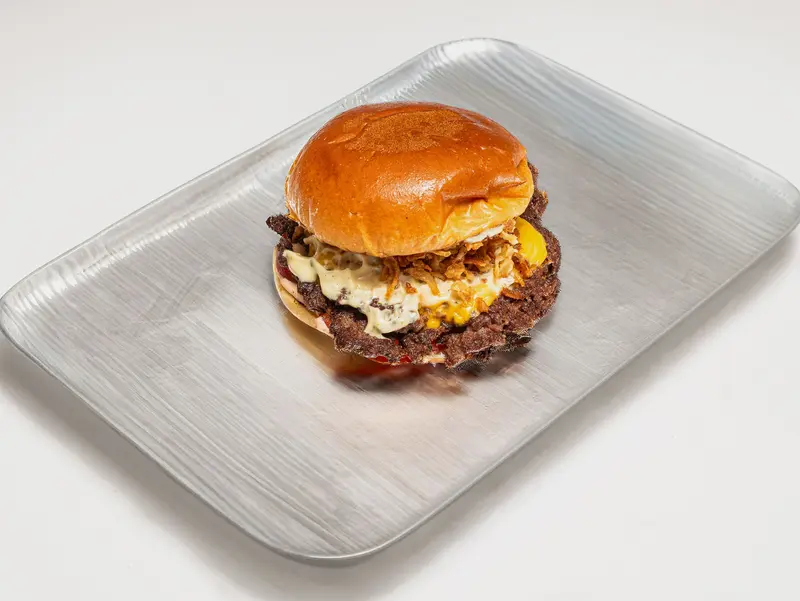 McMike – burgare med ost, sås och rostad lök i blankt bröd