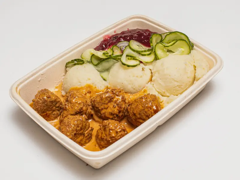 Köttbullar med mos, gräddsås, inlagd gurka och lingon i take away-form